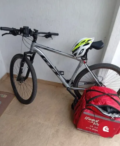 Bicicleta GT Avalanche - Perfeita para Passeios e Trabalho!