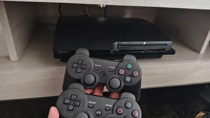 PS3 Slim 160GB com jogos e 2 controles