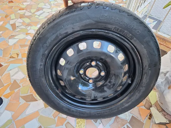 Vendo roda aro 15 com Pneu medida 195/55 Volkswagem Voyage Gol
