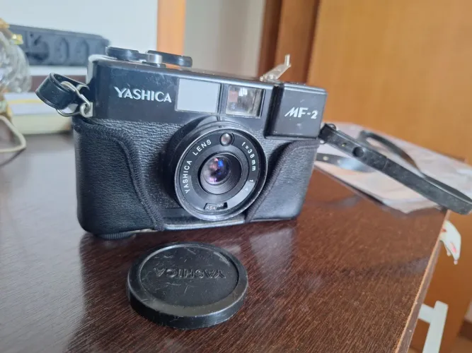 Máquina fotográfica YASHICA MF2