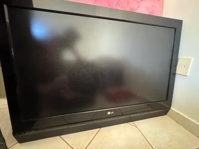 Tv 42 polegadas LG (não tem conversor)