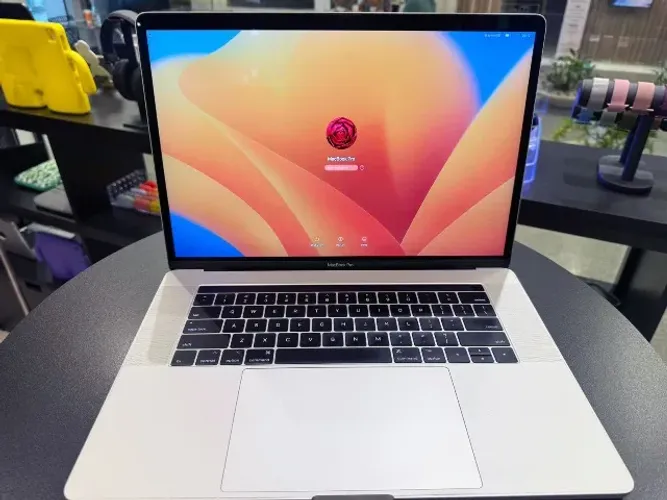 MacBook Pro 2017 15" 16GB 2T Intel i7. 1 ano de garantia na placa lógica
