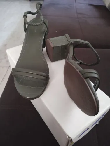 Sandália verde musgo