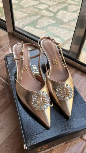 Scarpin Carmen Steffens dourado em couro