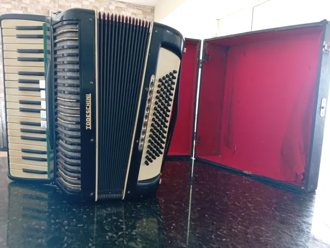 Acordeon Todeschini 80 baixos elétrica