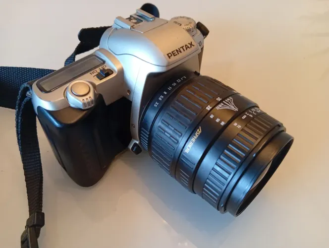 Pentax MZ50 com lente