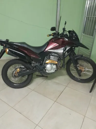 Moto Honda XRE 300 customizada