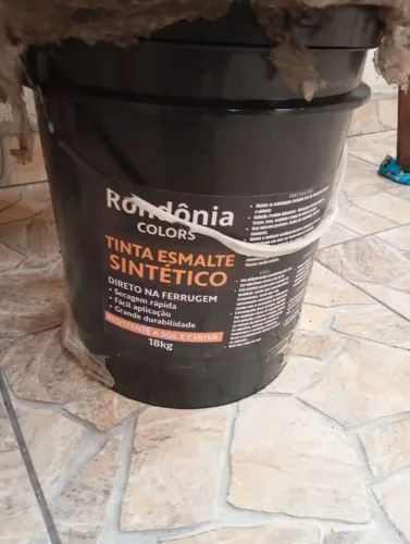 Tinta esmalte sintético e thiner