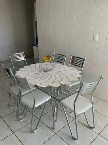 Mesa para 8 lugares com 6 cadeiras