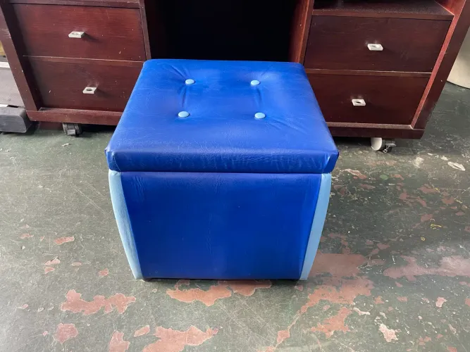 Puff Baú em Corino Azul