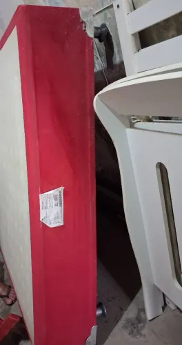 Uma base de cama aveludada vermelho,boas condições