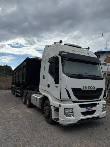 Iveco hi Way 480 6x4 engatado em basculante 4 eixos