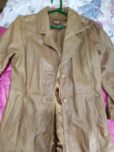 vendo linda jaqueta de couro dourada feminina