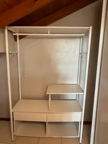Arara de roupas com gavetas