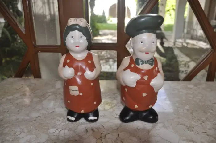 casal decorativo para cozinha, com local na parte de trás para guardar colheres.