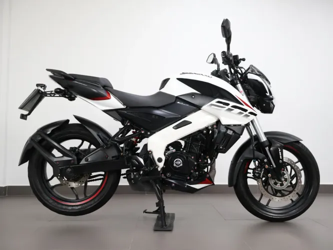 BAJAJ DOMINAR 200