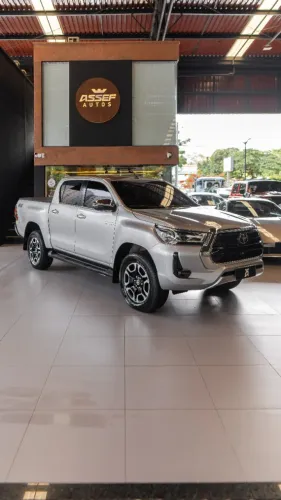 Toyota Hilux SRX 2023 | Baixa KM | Pneus Novos