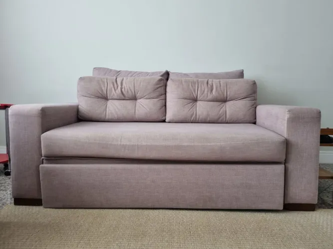 Sofá-cama muito conservado e confortável