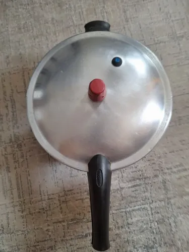 Vendo uma panela de pressão Rochedo 7,6 Lt. 