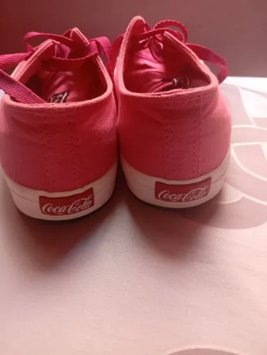 Vendo esse lindo tênis feminino marca Coca cola original n:42