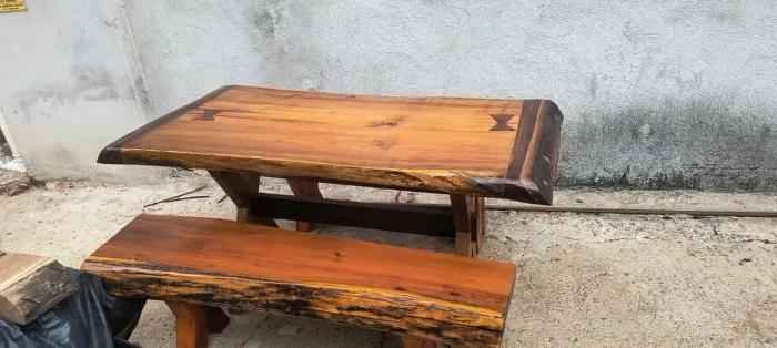 Mesa e banco de madeira pura nova