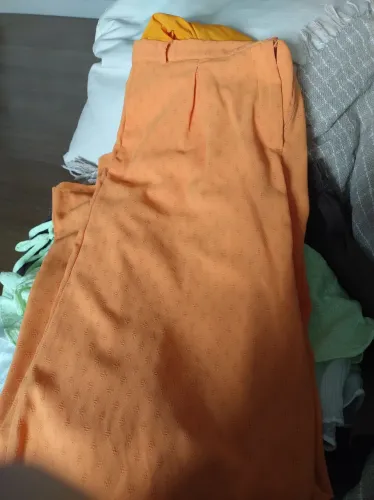 Vendo linda calça, cor laranja.