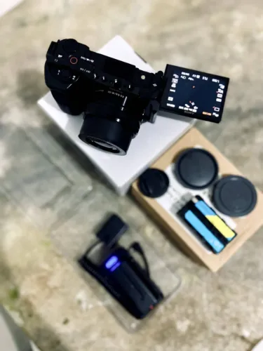 Sony ZV-E10 + Cage SmallRig Com grip De Silicone + Setup de Energia com bateria Np