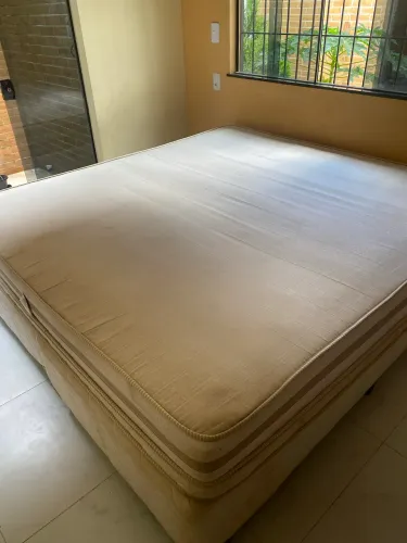 Cama Queen Size( 2,00X2,00m) 2 anos de uso.