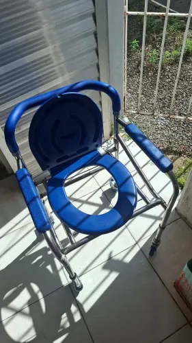 cadeira de banho com comadre e rodas