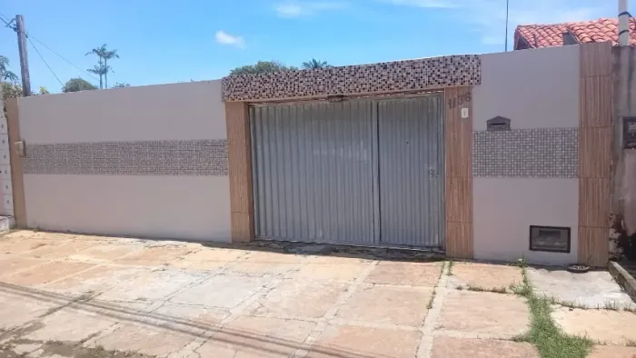 Casa a venda em Luís Correia-PI. Localização privilegiada, em frente a praça Camilo Fer.