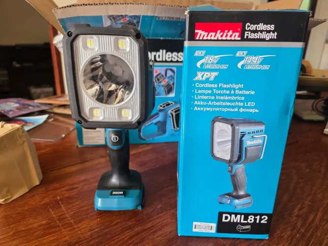 Lanterna Makita DML812<br>Bateria 18V Makita DML812