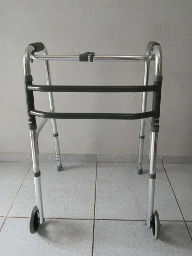 Andador para Idosos de Alumínio com Rodas Regulável - Ótimo Estado