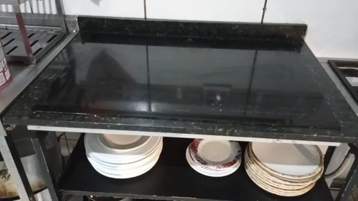 Bancada de Granito Preto com Fogão por indução 4 bocas ELECTROLUX - Cozinha Comercial