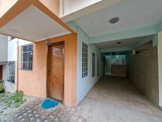 CASA 03 QUARTOS COM SUITE E 01 VAGA DE GARAGEM NO BAIRRO SERRANO