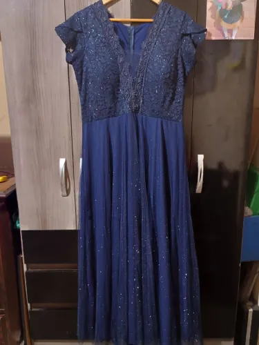 Vestido de festa azul marinho com saia em tule