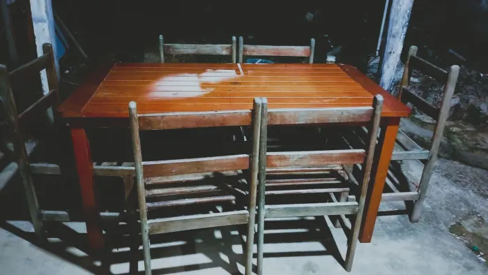 Mesa de madeira 2 metros com cadeiras 230,00
