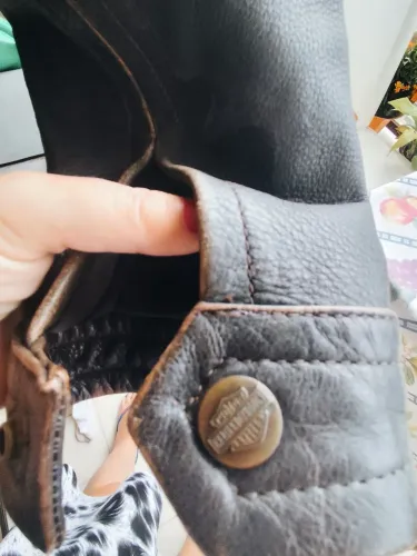 Jaqueta couro Harley Davidson original, preta envelhecida, estilosa e confortável, peça ok