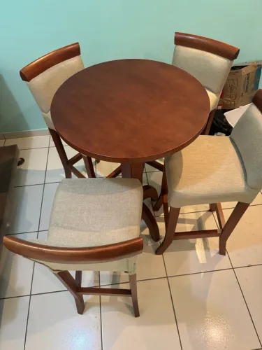 Mesa com 4 banquetas