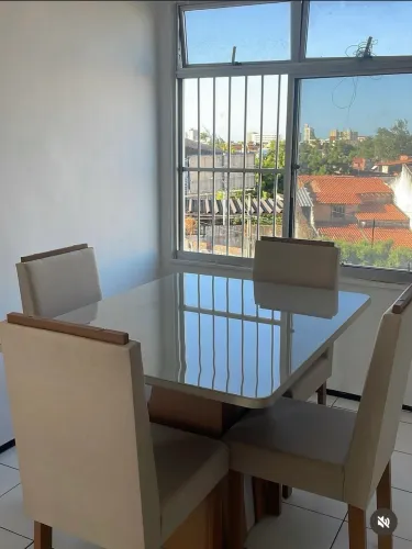 Mesa de jantar com 4 cadeiras 