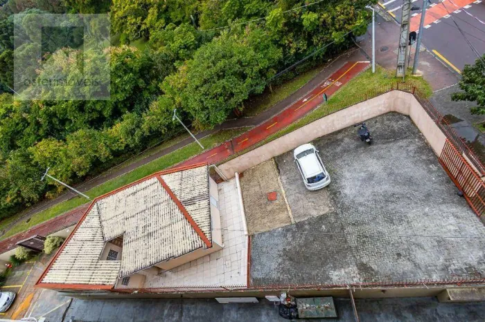 Casa comercial com estacionamento no Centro Civico