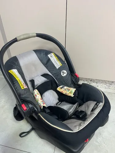 Bebê conforto da marca Graco, modelo SnugRide Click Connect 35, que inclui uma b