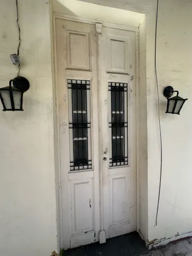 Porta com detalhes em ferro