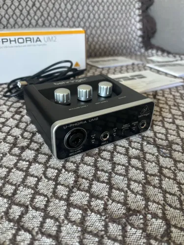 Interface de áudio Behringer U-Phoria UM2
