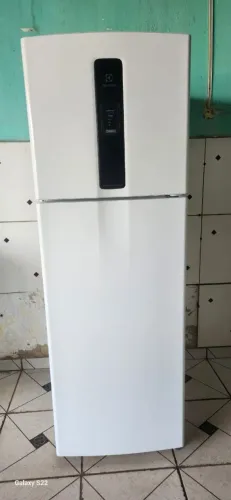Geladeira Electrolux inverter duplex frost free IF43 semi nova. 