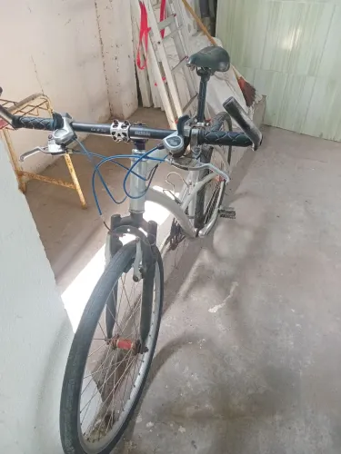 Bicicleta com quadro de alumínio
