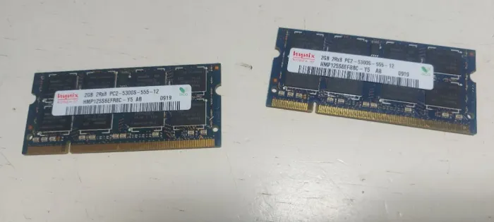 Duas memórias de hynix 2GB 2Rx8 PC2 5300S 555 12 funcionando como novas