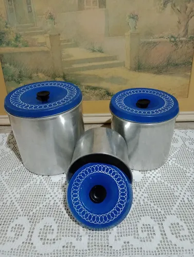 Antigas latas para guardar mantimentos