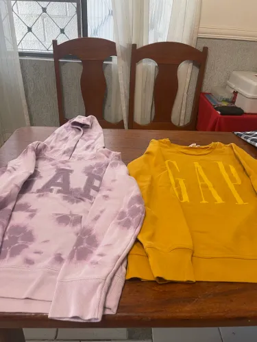 Blusas de moleton Gap e Adidas usado