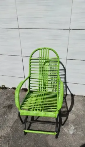 Cadeira infantil verde em fibra