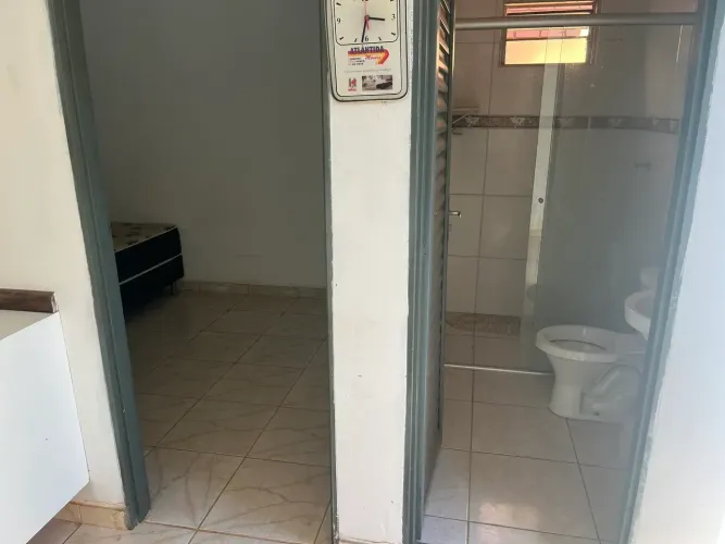 chalé padrão quarto, sala, cozinha americana reformado por dentro.